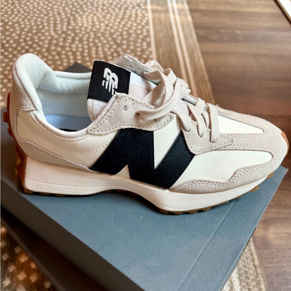 Women’s New Balance 327 sneaker